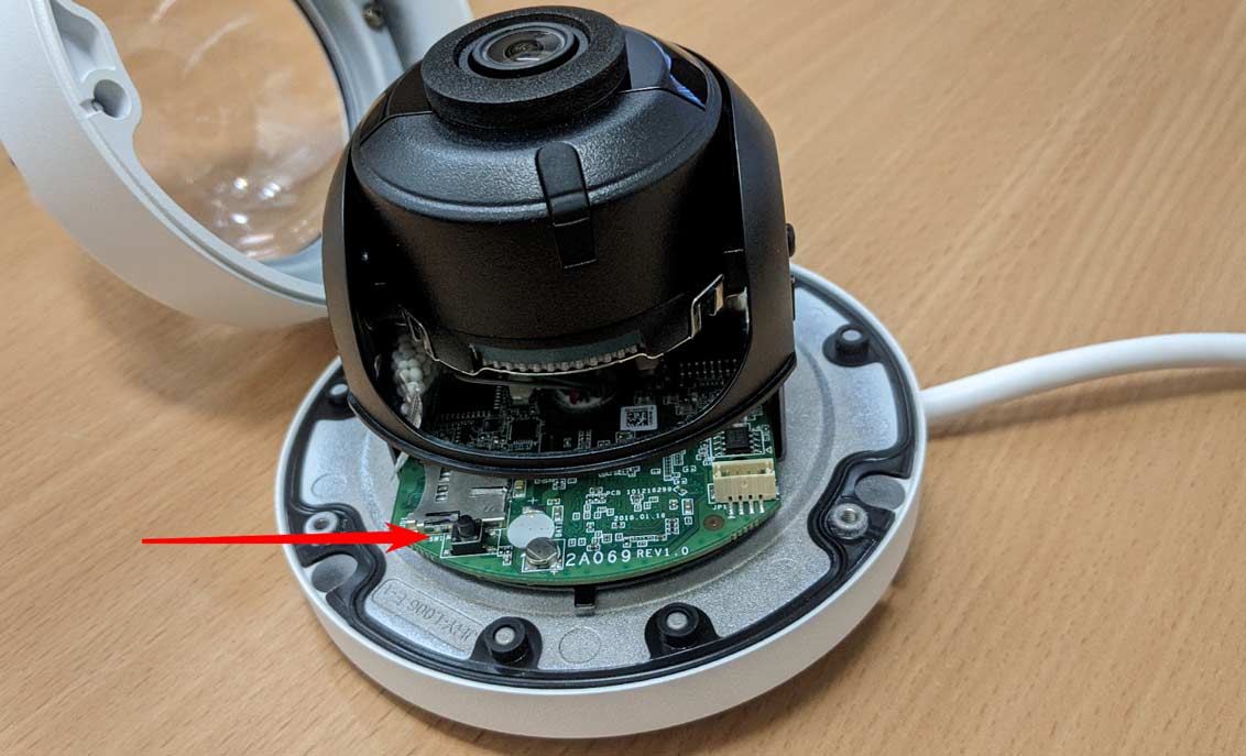 Аппаратная кнопка сброса на купольной IP-камере HikVision Аппаратная кнопка сброса на купольной IP-камере HikVision