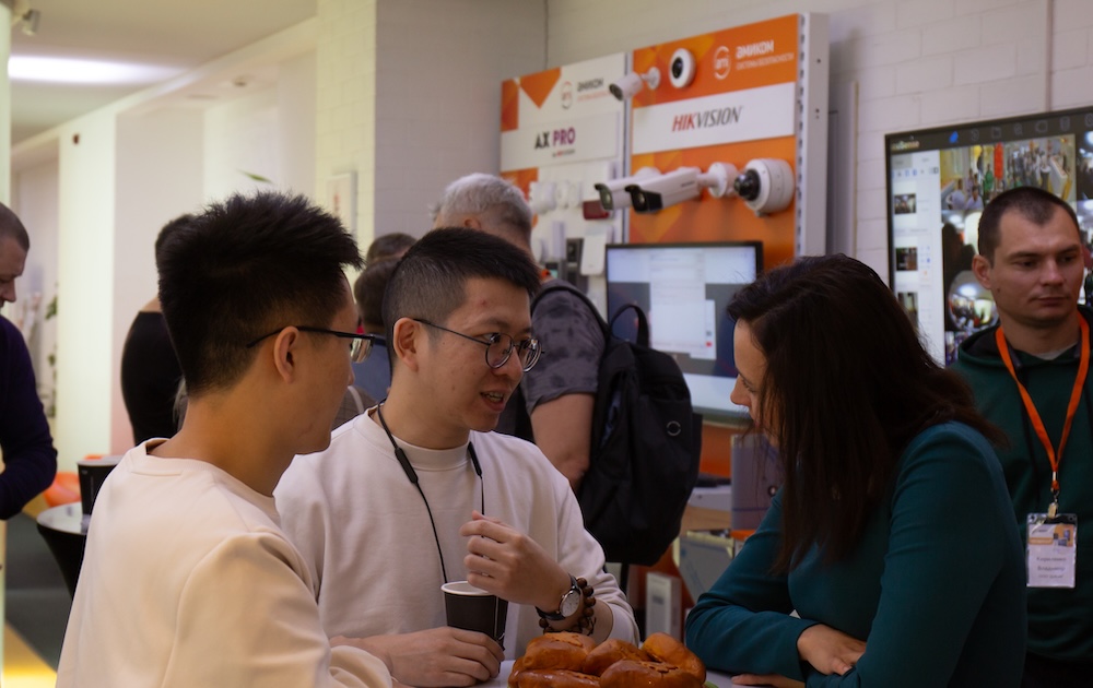 Команда Амиком на стенде